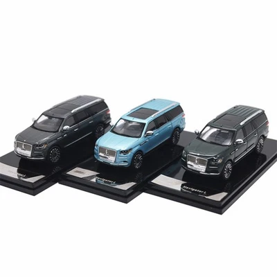 Shadow Pro 1:64 Lincoln Navigator Mk4 Diecast Model Car - Image 1 of 4