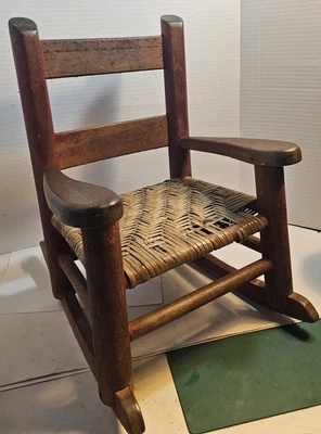 Antigua mecedora de madera primitiva tamaño niño con asiento tejido de caña Foto 1 de 4