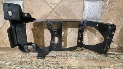 1997-1999 Cadillac Deville farol lateral esquerdo do motorista suporte de farol - Imagem 1 de 4