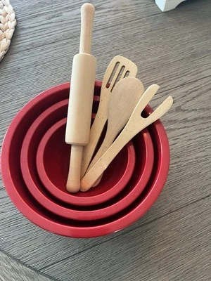 Juego de tazones mezcladores y madera Pottery Barn Kids de melamina roja Foto 1 de 2