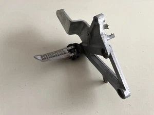 SUZUKI RGV250 VJ21 FOOTRESTS DRIVER RIGHT - Picture 1 of 3