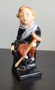 Royal Doulton Tiny Tim statuina in miniatura Charles Dickens - Foto 1 di 5