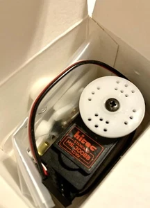 Servo HITEC HE300BB NUEVO EN CAJA EQUIPO ASOCIADO RC10 RODAMIENTO DE BOLAS HITEC HS-300BB de colección - Imagen 1 de 4