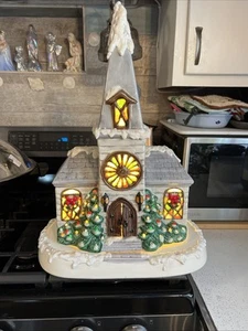 Vintage Keramik Weihnachtsdorf Kirche beleuchtet Kirche Buntglasfenster - Bild 1 von 24