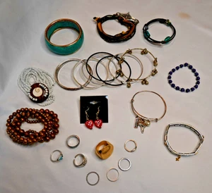 Costume Jewelry - Mixed Lot of Bracelets, Earrings, Rings - Picture 1 of 8