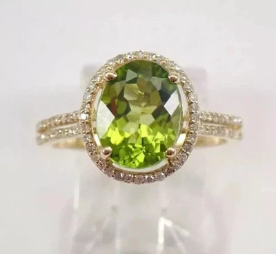 Anillo de compromiso con halo de peridoto creado en laboratorio de corte ovalado de 3 quilates acabado en oro amarillo de 14 quilates Foto 1 de 4