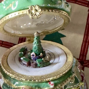Herr Weihnachtsbaum Spieluhr aufklappbar mit drehbarem Zug innen Porzellan Ornament - Bild 1 von 9