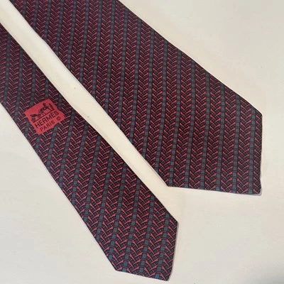 Corbata HERMES TIE Seda Hombre Diamantes Geométrica 971 SA Roja Gris 56" X 2-7/8 Foto 1 de 4