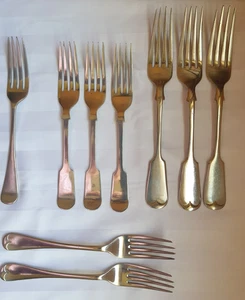 9 VINTAGE SILVER PLATED DINNER & DESSERT FORKS , T TURNER , D & A NEVADA SILVER - Foto 1 di 14