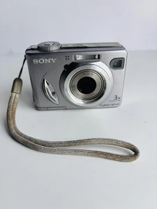 Cámara digital Sony Cyber-shot zoom óptico 3x plateada con estuche tarjeta de memoria - Imagen 1 de 5