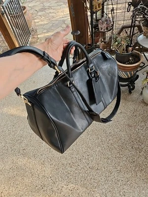 Bolso de hombro Sole Sole Society de cuero sintético para viaje de fin de semana negro con estampado de animales Foto 1 de 4