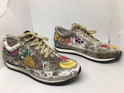 Zapatilla deportiva de diseñador Charlotte Olympia gris metálico terciopelo bordado con frutas talla 10 Foto 1 de 4