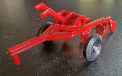 Juguete de metal rojo vintage arado inferior 3 como en la foto Foto 1 de 4