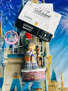2025 Disney Parks The Muppets Cuento de Navidad Kermit & Miss Piggy Ornamento Nuevo - Imagen 1 de 2
