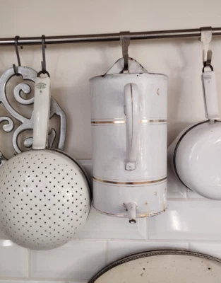 Ancien pot fontaine de lavement en tôle émaillée blanche liseré doré - Photo 1/4