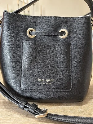Kate Spade 托特包精制谷物皮革小桶手提包(黑色) — 第 1/4 张图片