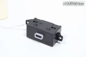 2017-2023 CHRYSLER PACIFICA REAR RIGHT QUARTER USB CHARGER AUXILIARY PORT OEM - Picture 1 of 7