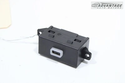 2017-2023 CHRYSLER PACIFICA REAR RIGHT QUARTER USB CHARGER AUXILIARY PORT OEM - Image 1 of 4