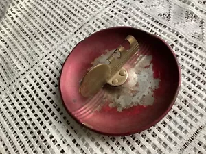Cenicero de metal vintage estilo decorativo de mediados de siglo rojo manzana producto promocional - Imagen 1 de 4