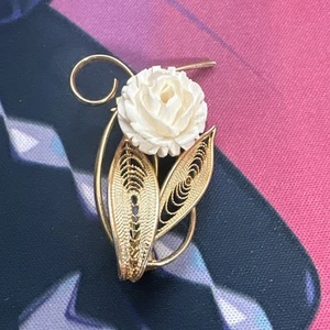 Vintage Gold Tone Filigree Brooch White Resin Flower Leaf Design - Picture 1 of 2