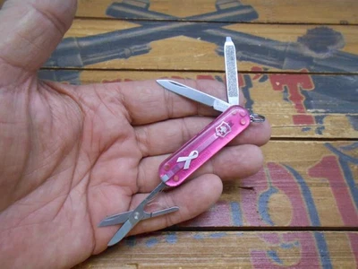 Victorinox 经典 SD 瑞士军刀 58 毫米半透明粉红色癌症丝带 — 第 1/4 张图片