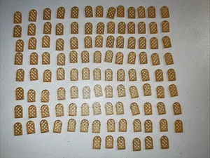 110 LEGO Parts - Pearl Gold Pane 1 x 2 x 3 Lattice Rounded Top - Picture 1 of 6