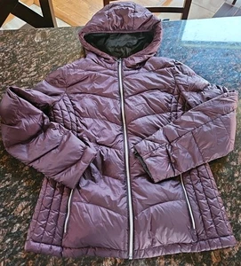 LUCKY BRAND Damen Medium PACKBARE DAUNEN GESTEPPTE GEFÜTTERTE JACKE MIT KAPUZE LILA - Bild 1 von 8