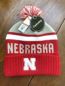 CAPPELLO BERRETTO BERRETTO NUOVO CON ETICHETTE ACCATTIVANTE NEBRASKA CORNHUSKERS ROSSO GRIGIO OS POM - Foto 1 di 4