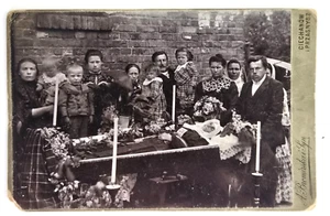 Seltenes antikes Kabinett Foto Obduktion viktorianische Nonne Sarg Kirche Beerdigung Polen - Bild 1 von 3