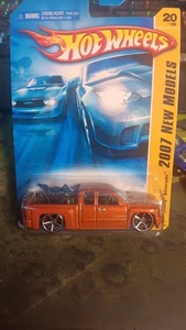 2007 Hot Wheels #20 New Models 20/36 CHEVY SILVERADO Orange w/Chrome OH5 Spokes - Picture 1 of 5