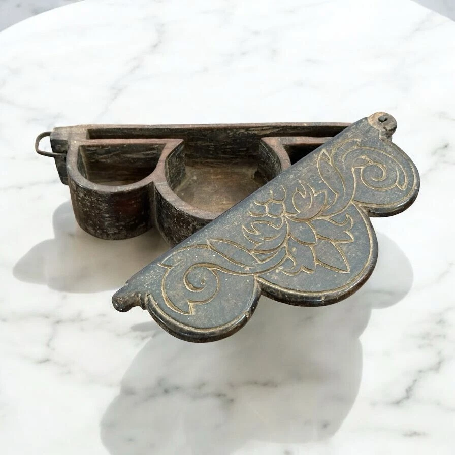 Antigua caja de madera Kumkum Foto 1 de 2