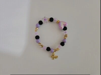Brazalete de cuentas púrpura, negro y dorado con dije de mariposa para mujer 💜 Foto 1 de 2