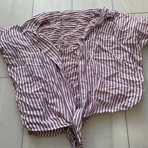 Top para mujer Beach Lunch Lounge Brooklyn a rayas con corbata frontal púrpura abotonada - Imagen 1 de 5