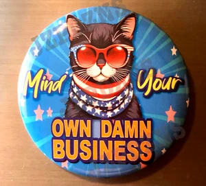BOTÓN PIN MIND YOUR OWN MALDITO NEGOCIO 2.25" Harris Walz gato sin hijos damas - Imagen 1 de 1