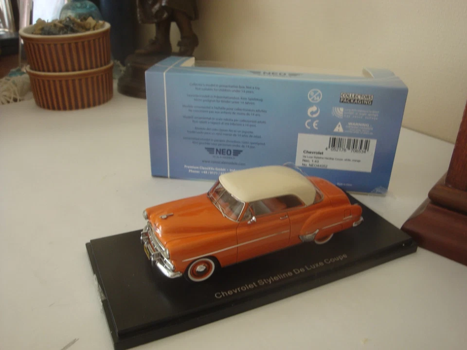 NEO SCALE MODELS- 44052- CHEVROLET Styleline Hardtop coupé deluxe blanc & orange - Photo 1/2