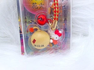 HELLO KITTY VINTAGE SCHLÜSSELANHÄNGER REISSVERSCHLUSS MASKOTTCHEN CHARM GOTOCHI LAKE SUWA FEUERWEHR - Bild 1 von 2