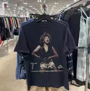 TINA TURNER - WHAT'S LOVE 1993 TOUR short sleeve black color shirt KV28681 - Picture 1 of 2