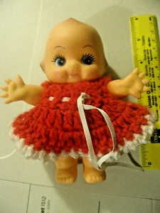 VINTAGE PUDER GUMMI SHAKER KEWPIE PUPPE 5 1/2" GEHÄKELT OUTFIT SEESTERN HÄNDE - Bild 1 von 7