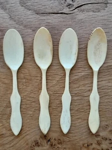 Collection of Four Antique Hand Carved Cow Bone Spoons - Length: 12 cm - Picture 1 of 19