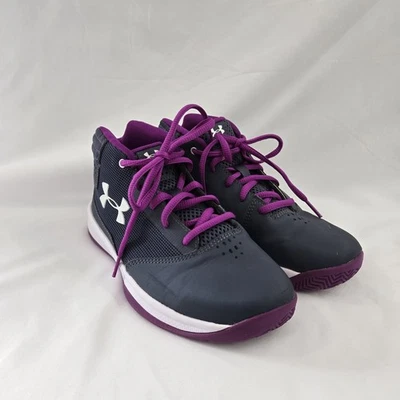 ZAPATOS DE BALONCESTO UNDER ARMOUR NIÑOS GRISES Y MORADOS NIÑOS GRANDES TALLA 2.5Y Foto 1 de 4