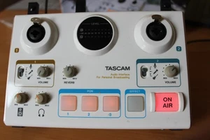 TASCAM MINISTUDIO CREATOR audio interface and podcast studio + stand - Picture 1 of 5
