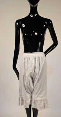 HERMOSOS FLORISTAS VICTORIANOS DEL SIGLO XIX BLANCOS CON OJALES VOLANTES PATAS INFERIORES  Foto 1 de 4