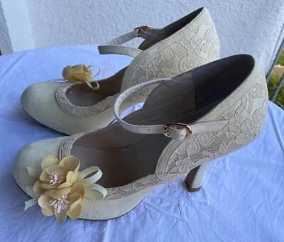 Damen Pumps von Ruby Shoo Ecru Wildleder mit Spitzenstoff Gr.  38 neuwertig - Bild 1 von 4