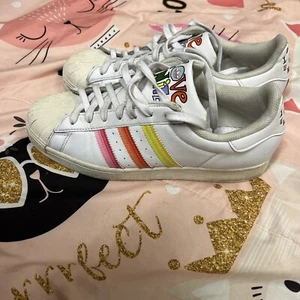 Adidas Originals Superstar Pride Leder Sneaker weiß Regenbogen Gr. 10 (ohne Innensohle) - Bild 1 von 8