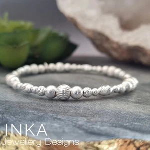 Pulsera elástica apilable con cuentas brillantes texturizadas de plata de ley 925 de INKA - Imagen 1 de 9