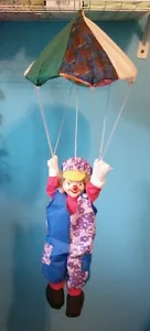 Clown da appendere da collezione con paracadute, testa in porcellana e corpo in stoffa e scivolo - Foto 1 di 4