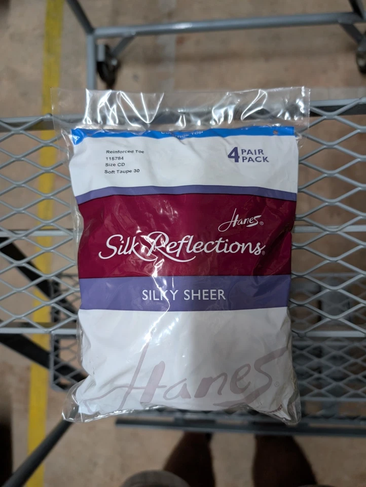 Paquete de 4 pantimedias Hanes Silk Reflections Control Top punta reforzada CD color topo suave Foto 1 de 2