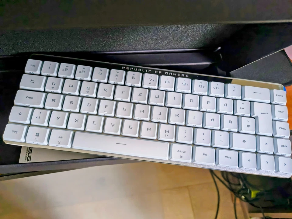 ASUS ROG Falchion RX Low Profile 65% kabellose Gaming-Tastatur (QWERTZ-Layout) - Bild 1 von 1