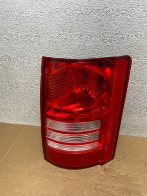 Luz trasera para pasajero derecho Chrysler Town And Country 2008-2010 OEM V5186 DW Foto 1 de 4