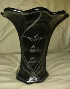Schwarze Amethyst Vase mit Silberüberfang 6,5" Karneval 1917 Krew of Rex New Orleans. - Bild 1 von 11